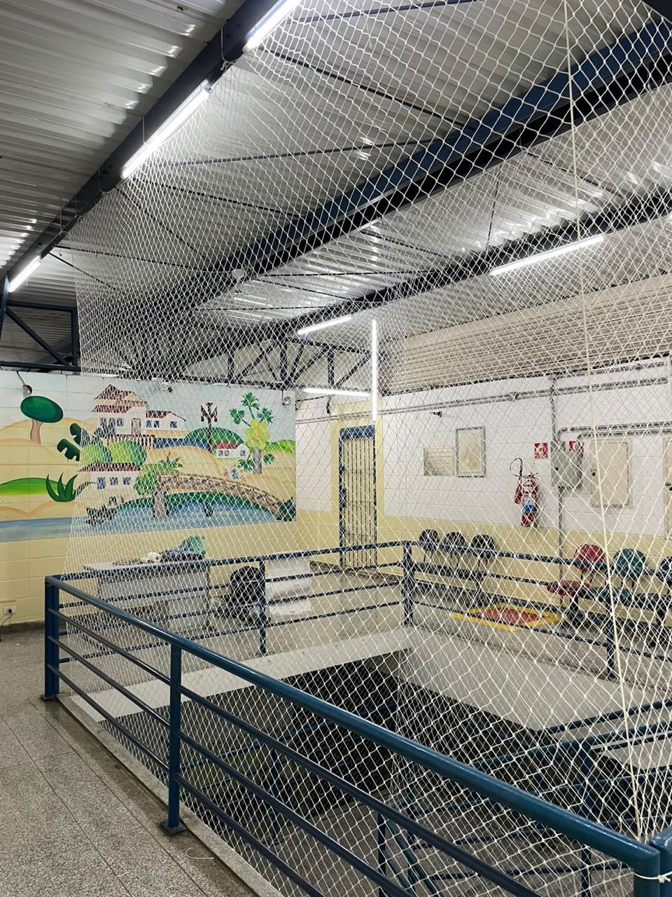 Rede de proteção em pátio interno da escola