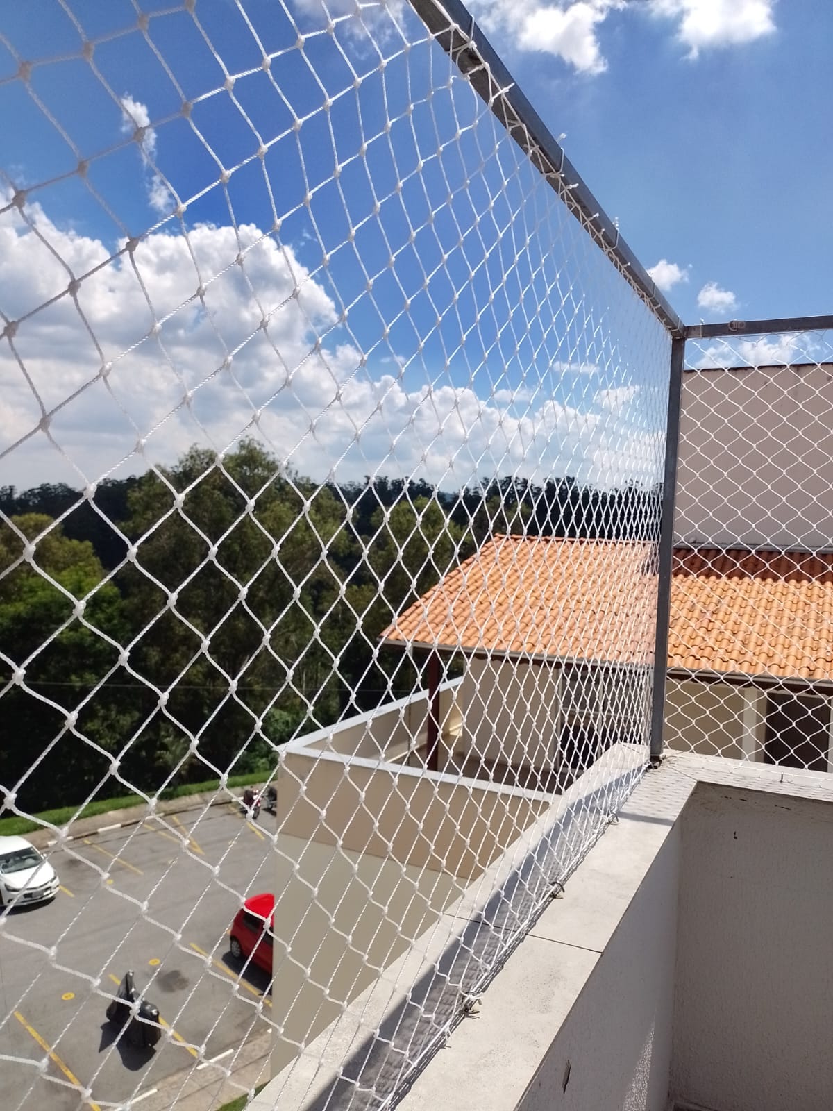 Rede de proteção em área de garagem residencial