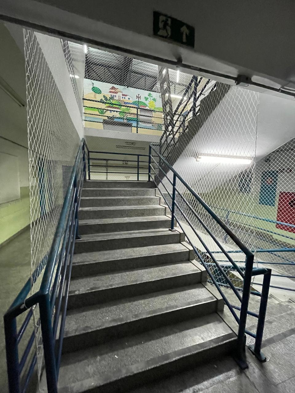 Rede de proteção em escada com mural