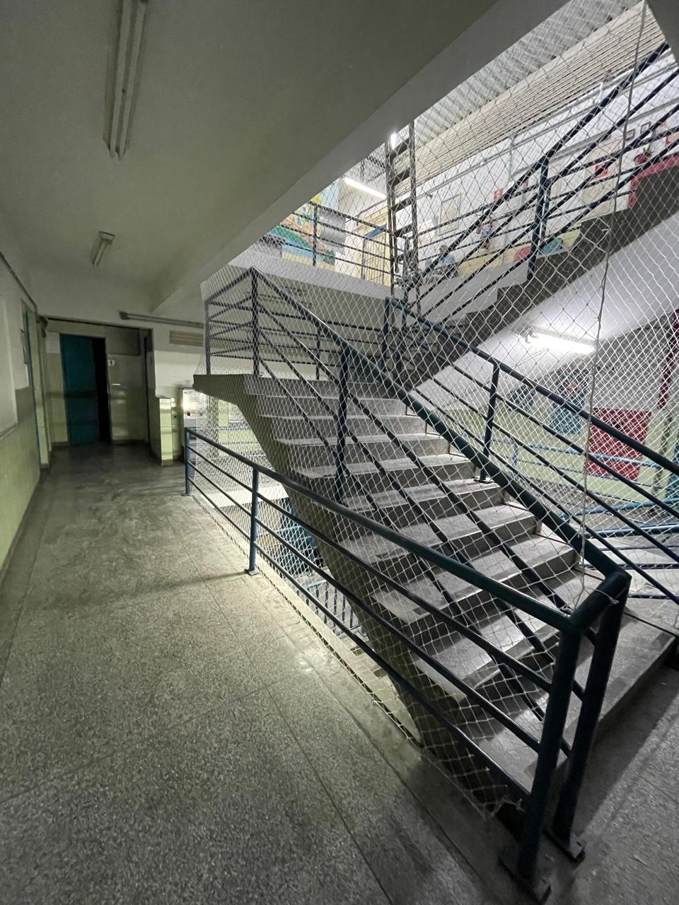 Rede de proteção em escadaria interna de escola
